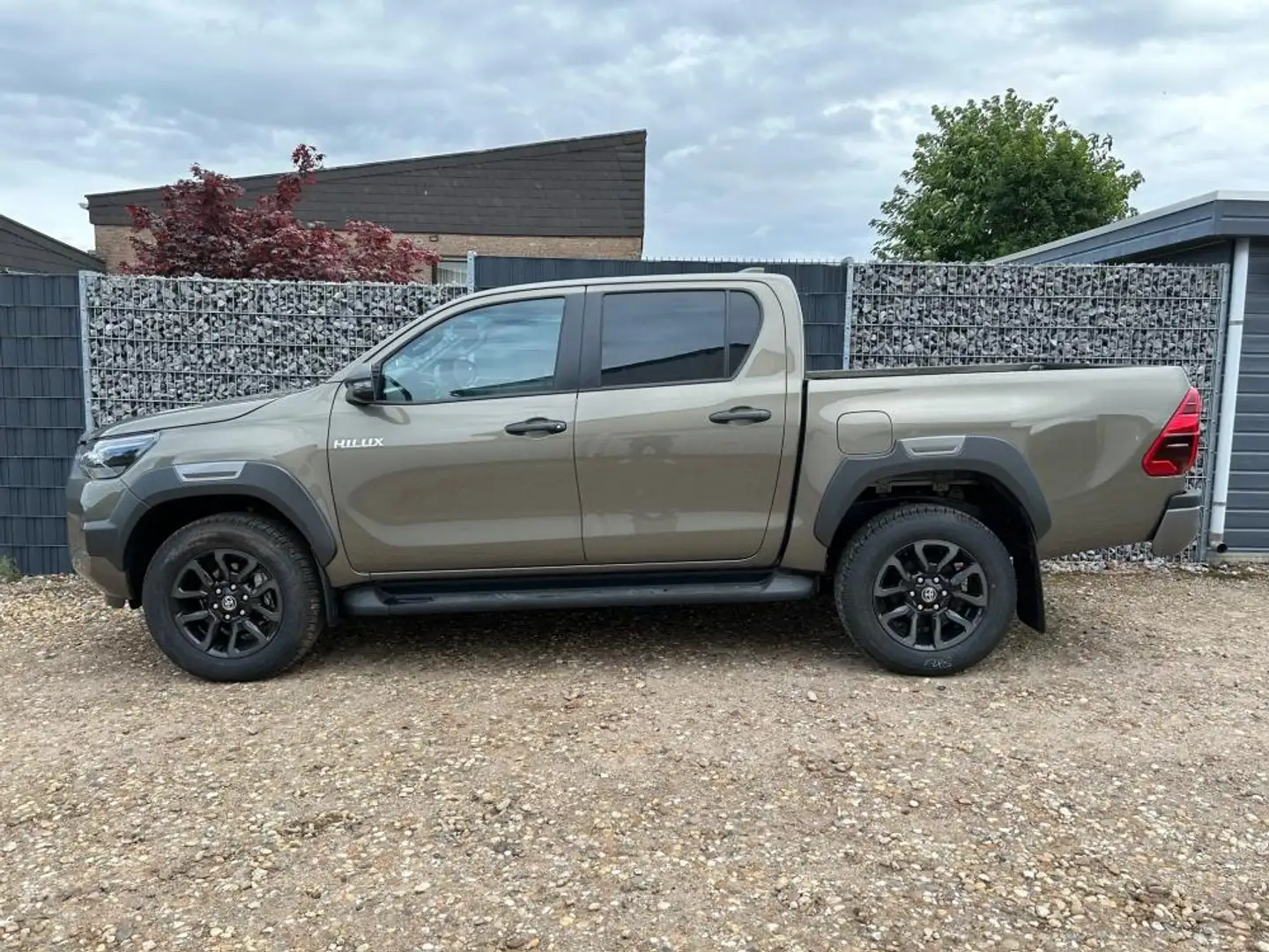 Toyota Hilux 2.8 D-4D 4WD AT Invincible L ager 150 kW (204 P... Green - 2