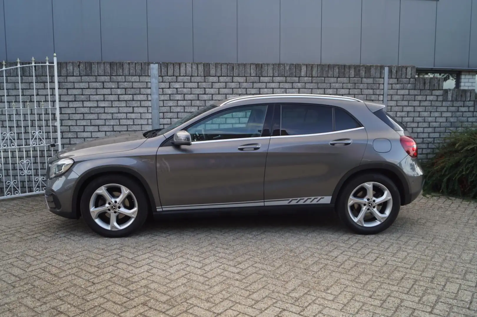 Mercedes-Benz GLA 180 Activity Edition Autom Navi Camera Half Leder/Stof Grijs - 2