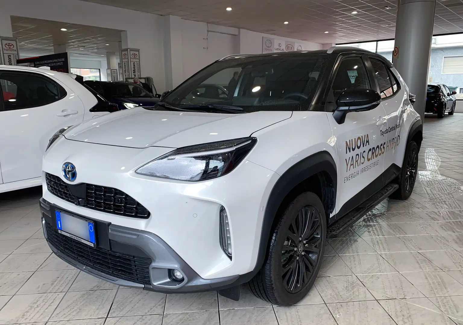 Toyota Yaris Cross Yaris Cross 1.5h Adventure awd-i 116cv e-cvt Bianco - 1
