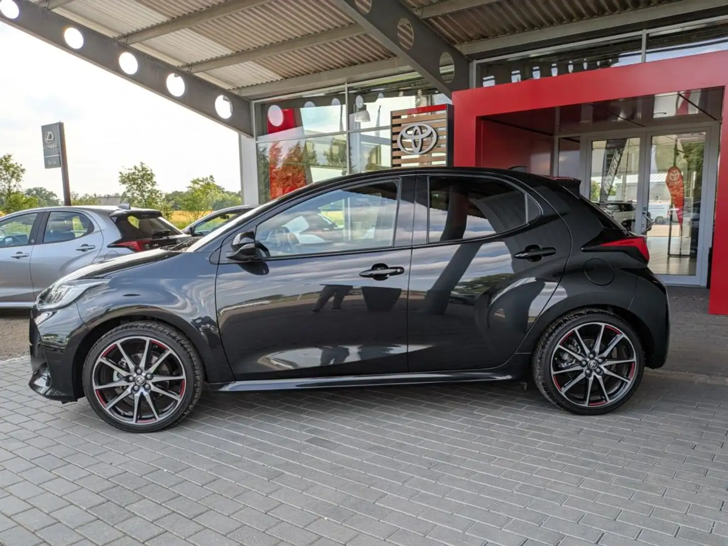 Toyota Yaris Hybrid 1.5 VVT-i GR SPORT Чорний - 2