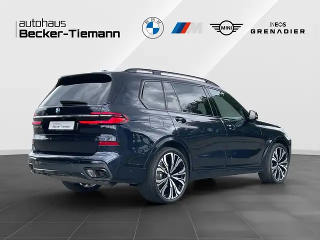 BMW X7 view 6