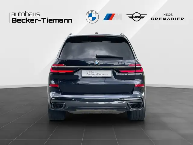 BMW X7 view 5