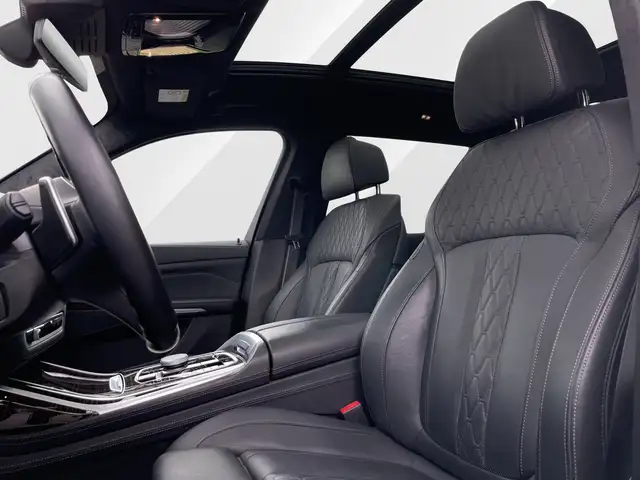 BMW X7 view 9