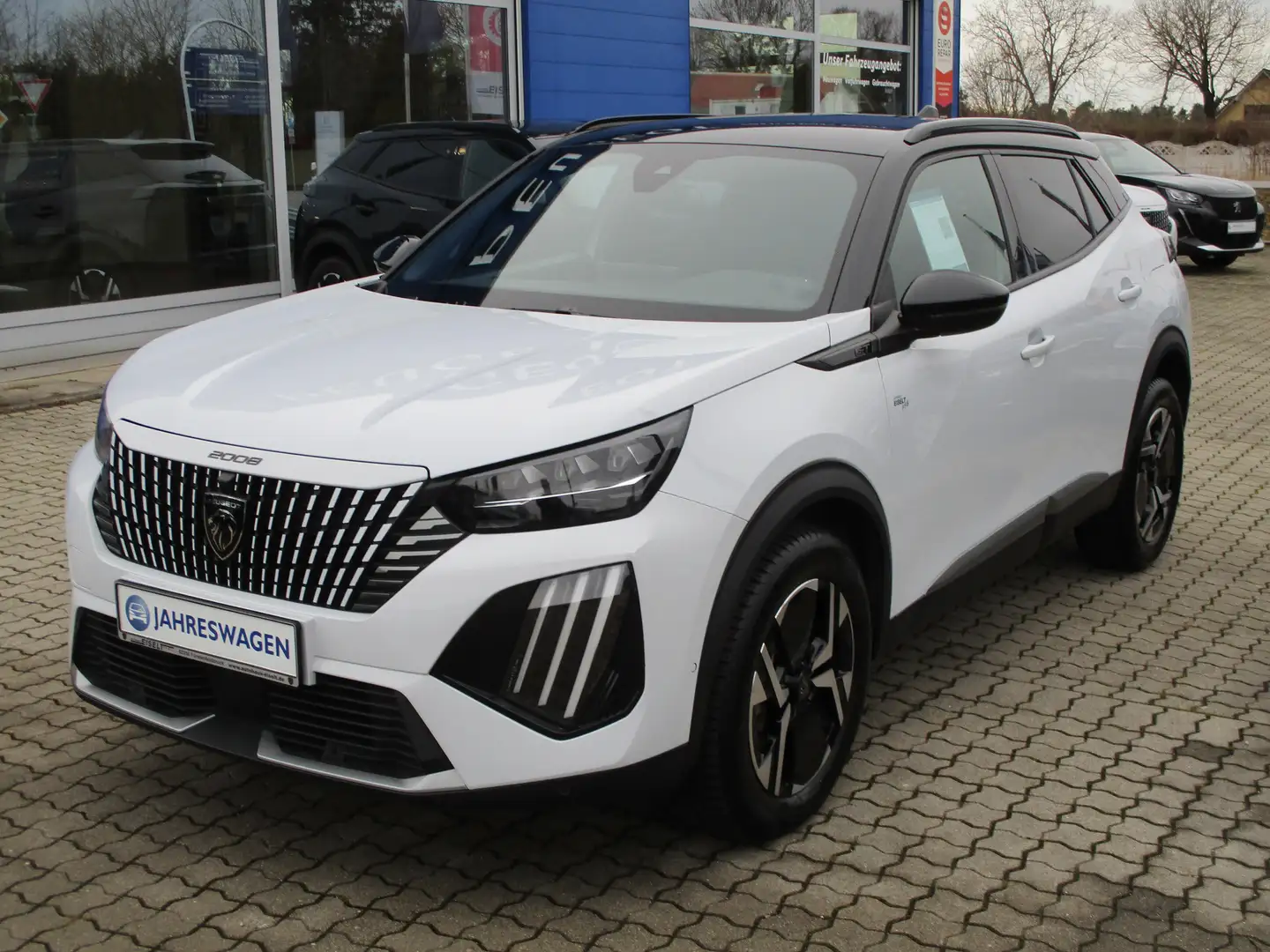Peugeot 2008 GT Hybrid 145 - Jahreswagen Weiß - 1