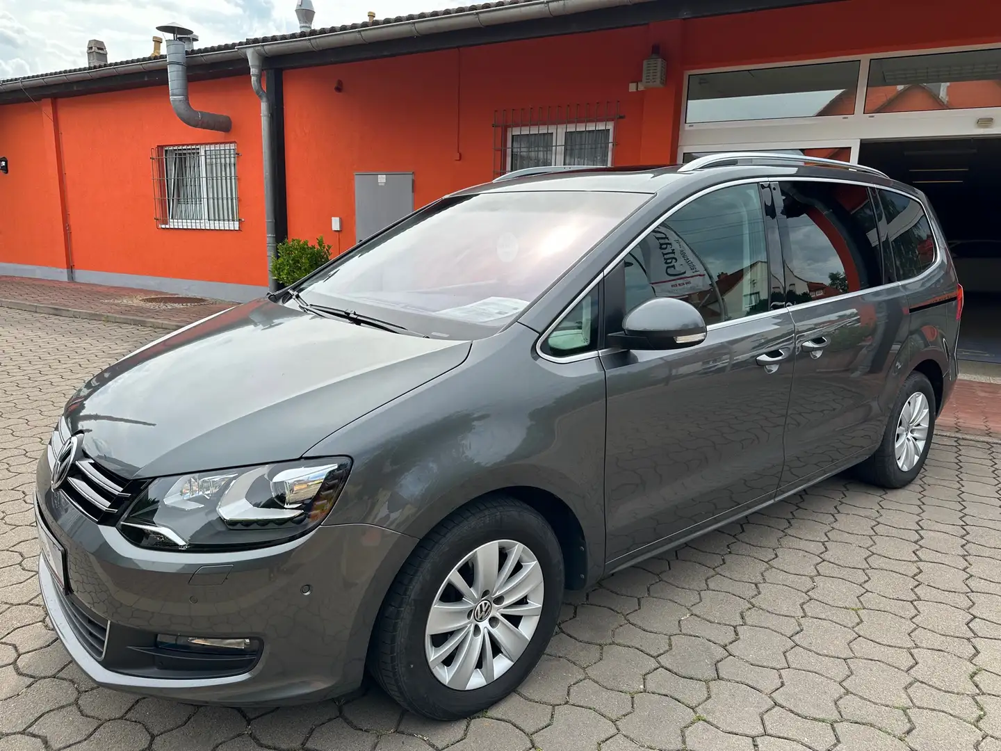 Volkswagen Sharan Comfortline * Panoramadach * AHK * Mit Garantie * Grau - 1