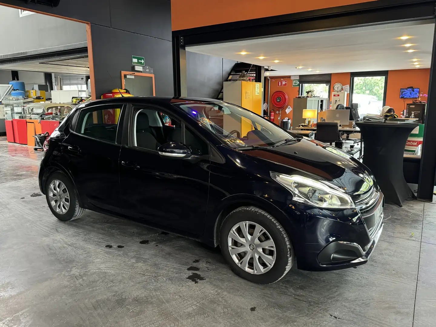 Peugeot 208 1.2i - A/C - MEDIA/TEL - NAVI - 5 PORTES - MANUEL Zwart - 1