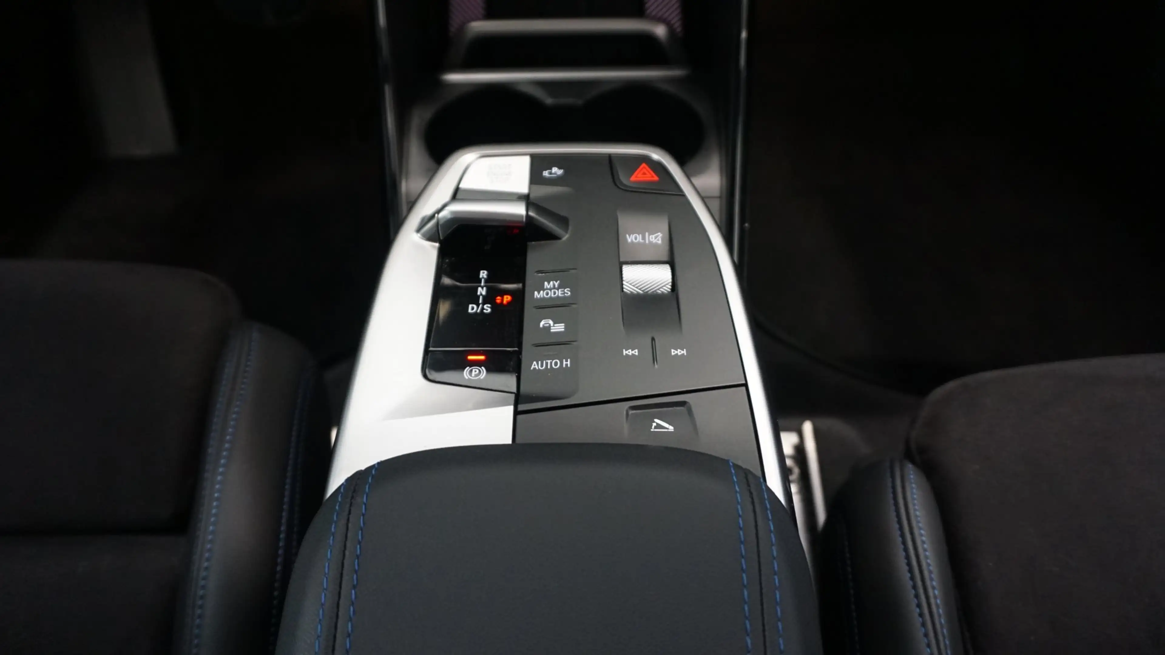 BMW 225 e xDrive — photo 8