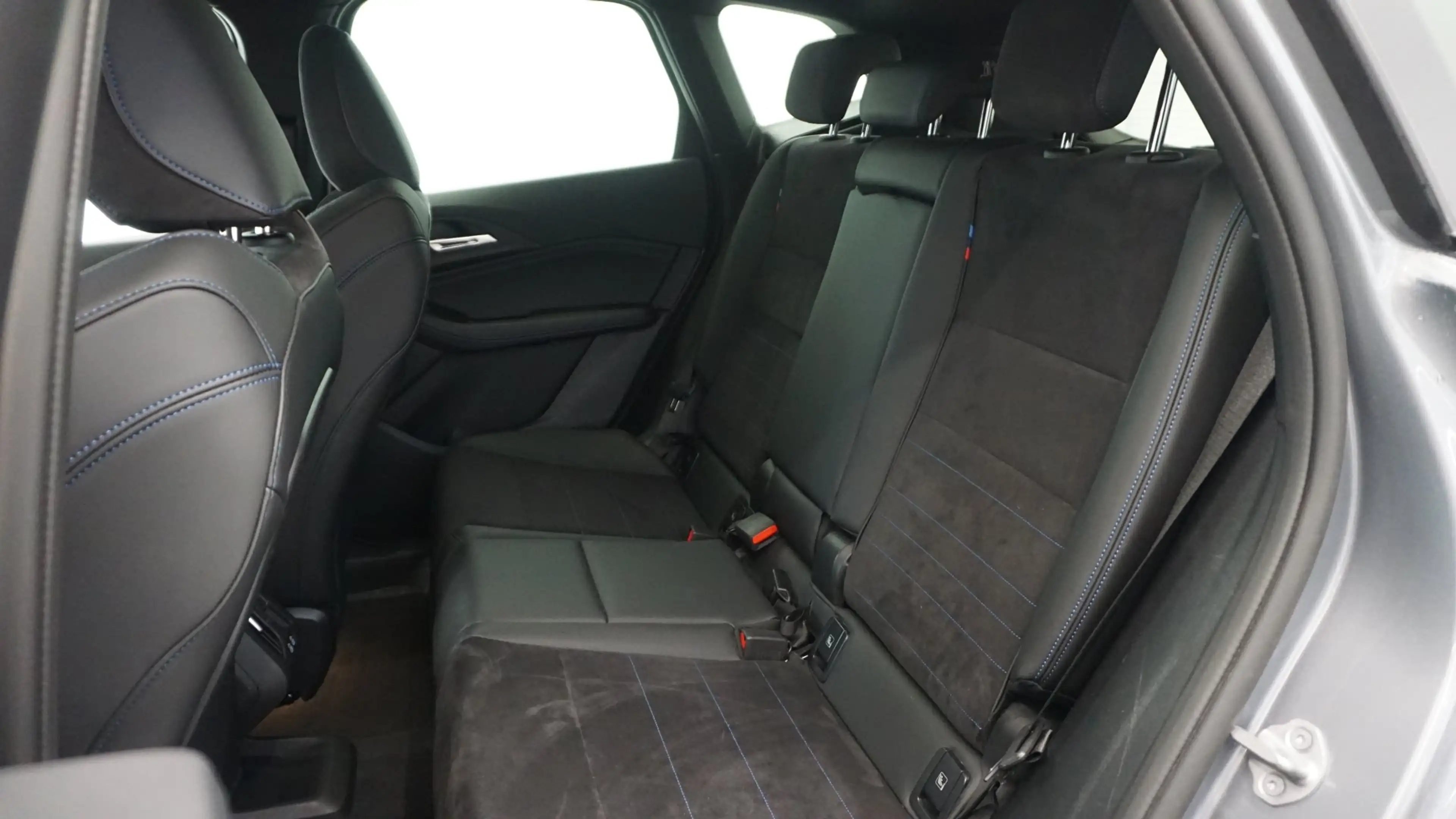 BMW 225 e xDrive — photo 6