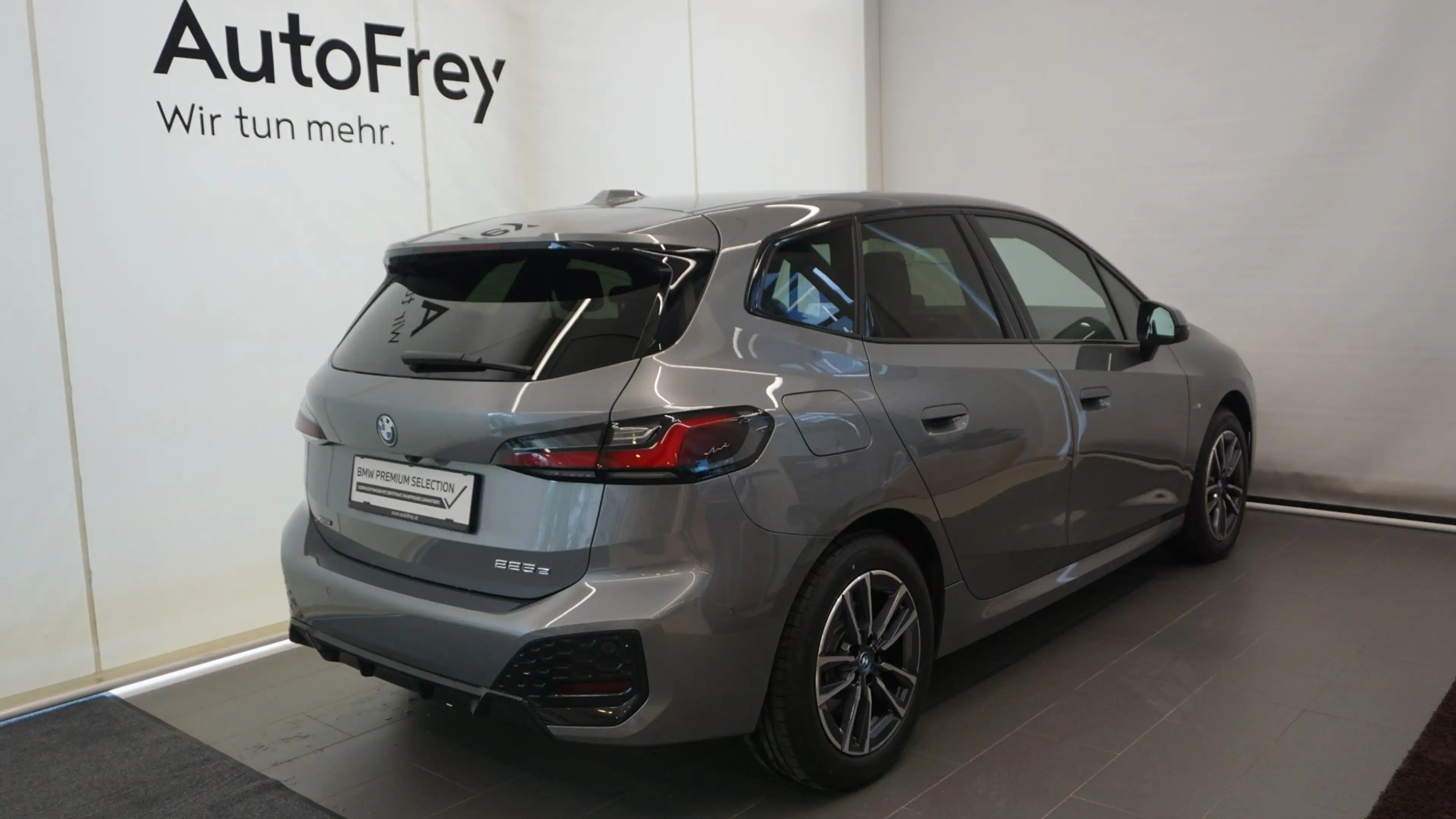 BMW 225 e xDrive — photo 12