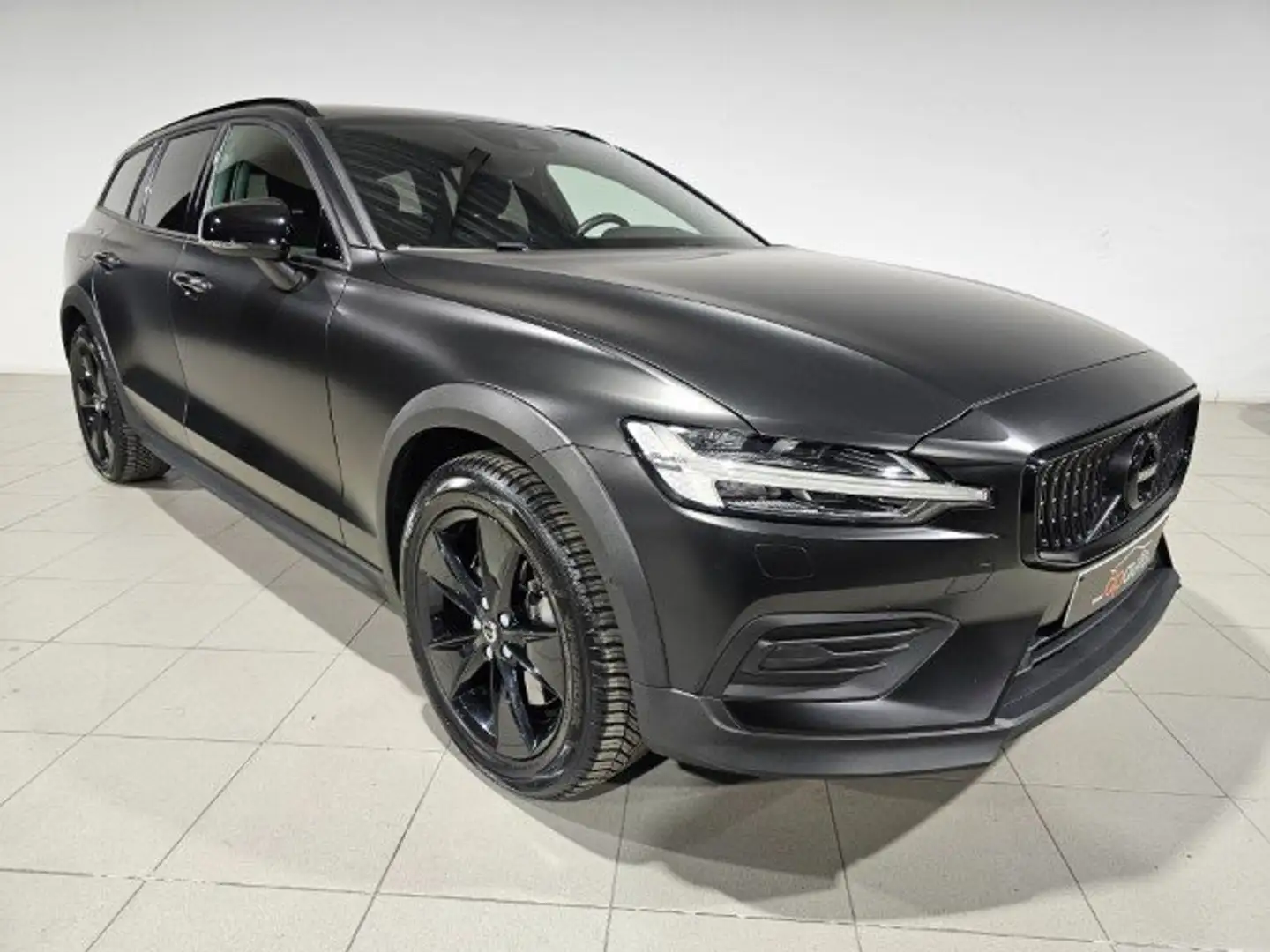 Volvo V60 Cross Country D4 AWD Geartronic Zwart - 2