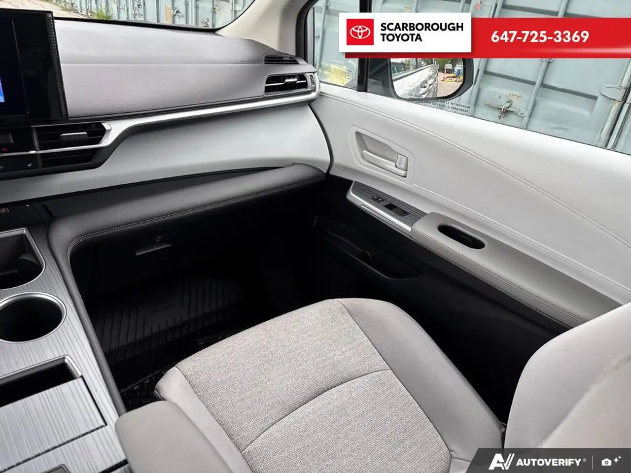 Toyota Sienna снимка Toyota Sienna