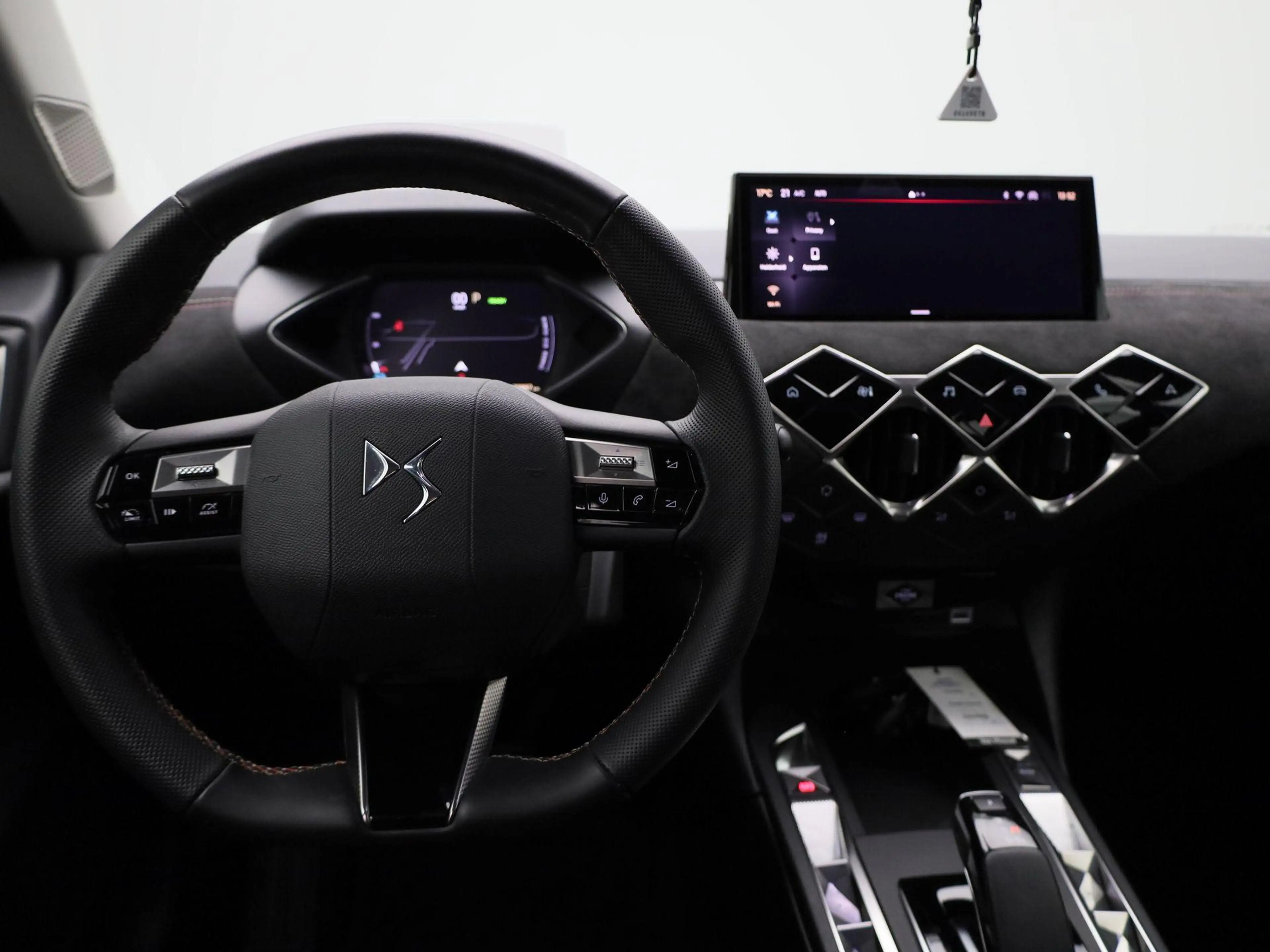 DS Automobiles DS 3 E-Tense PERFORMANCE Line | Parkeer camera | Apple — photo 7
