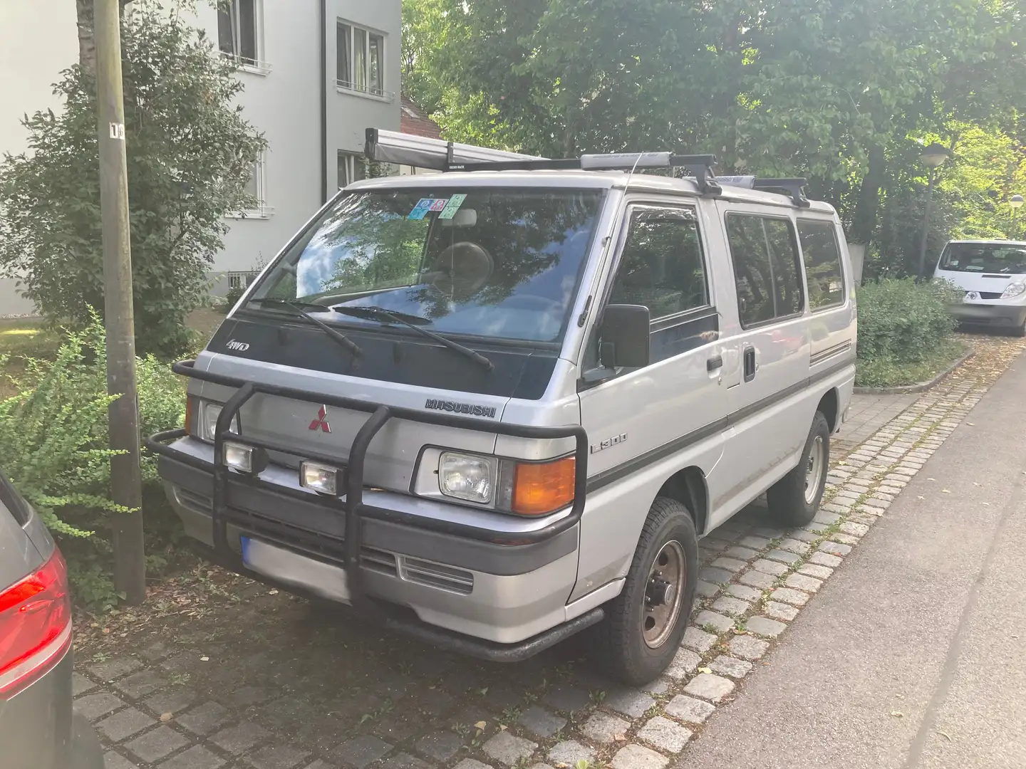 Mitsubishi L300 L 300 4WD Stříbrná - 1