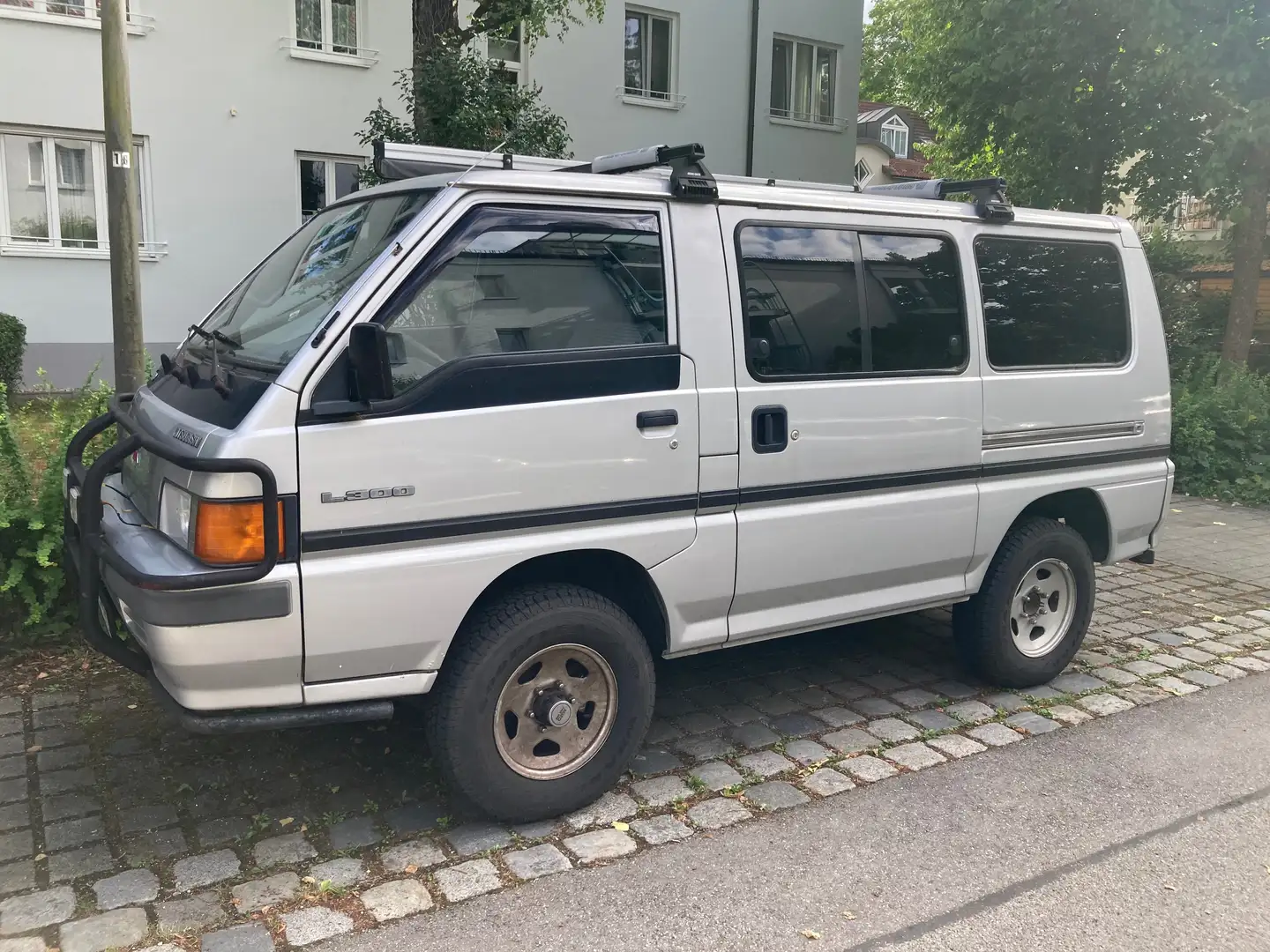 Mitsubishi L300 L 300 4WD Stříbrná - 2