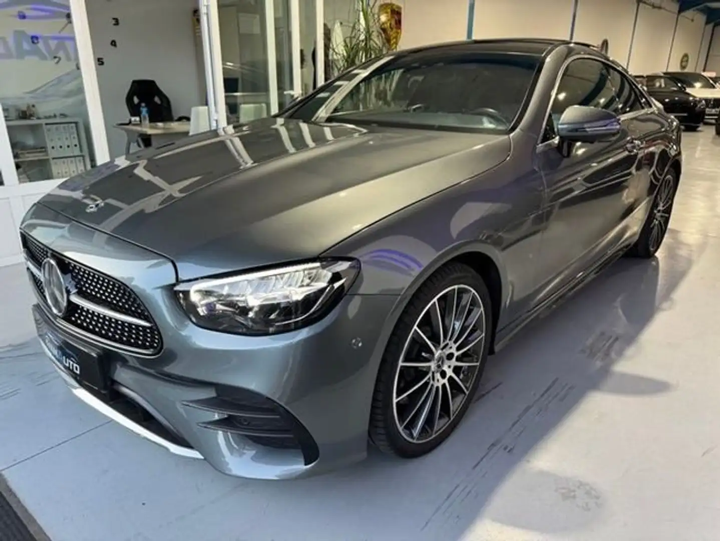 Mercedes-Benz E 450 Coupe 4MATIC Stříbrná - 2