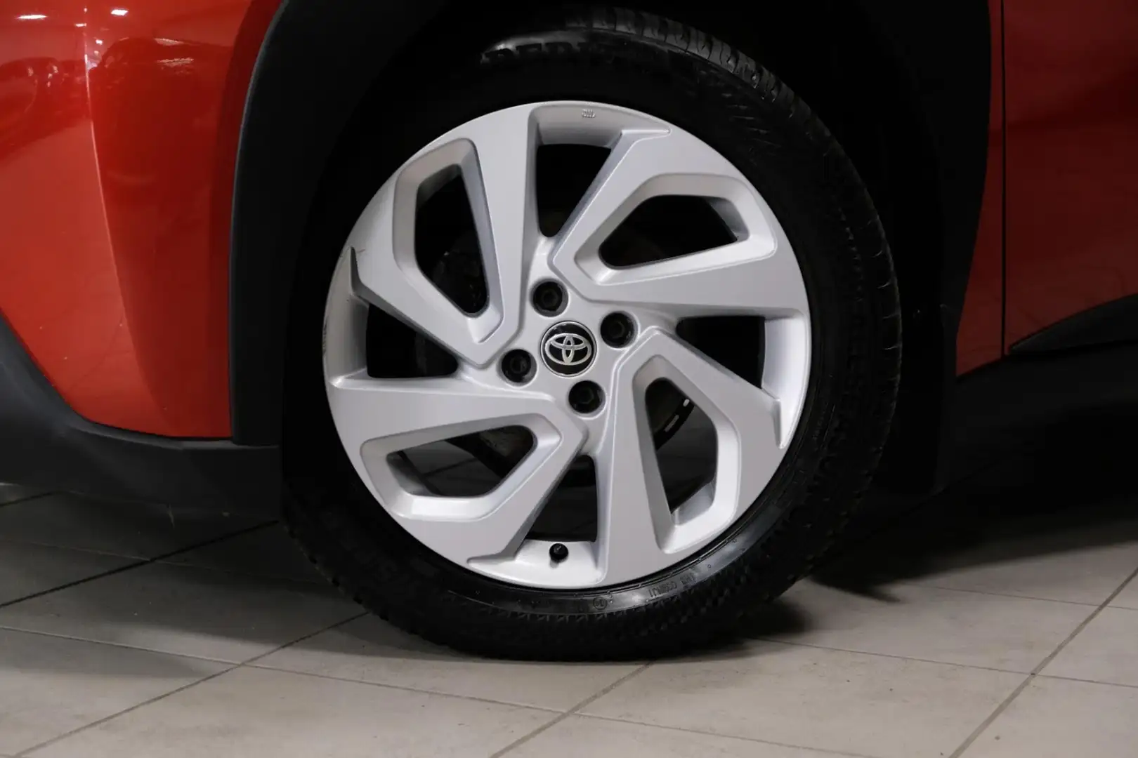 Toyota Aygo X 1.0 VVT-i S-CVT Limited automaat camera Rot - 2