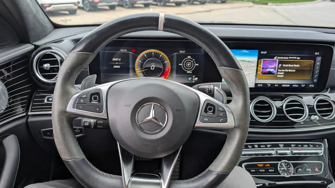 Mercedes-Benz E-Class снимка Mercedes-Benz E-Class