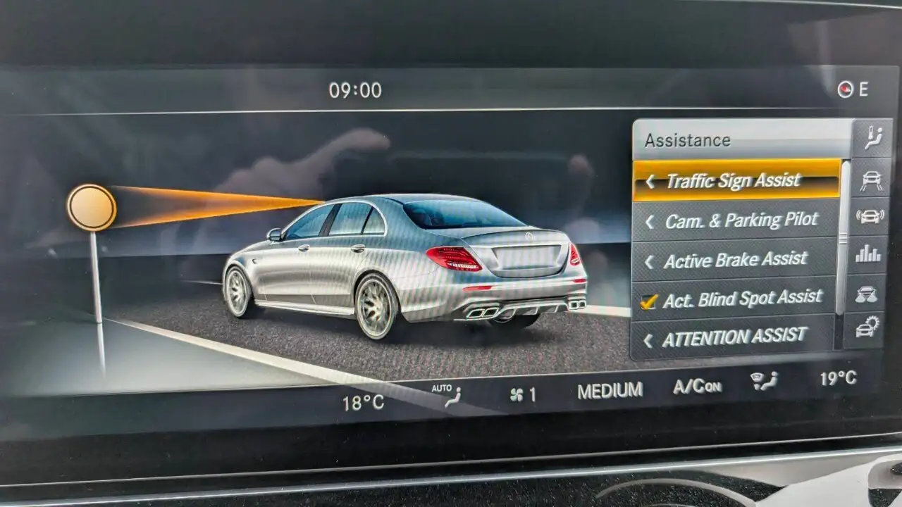 Mercedes-Benz E-Class снимка Mercedes-Benz E-Class
