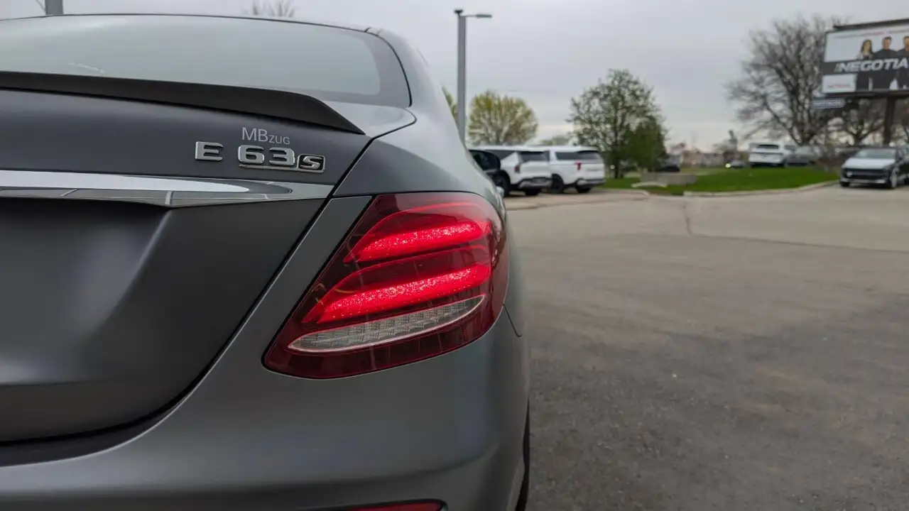 Mercedes-Benz E-Class снимка Mercedes-Benz E-Class