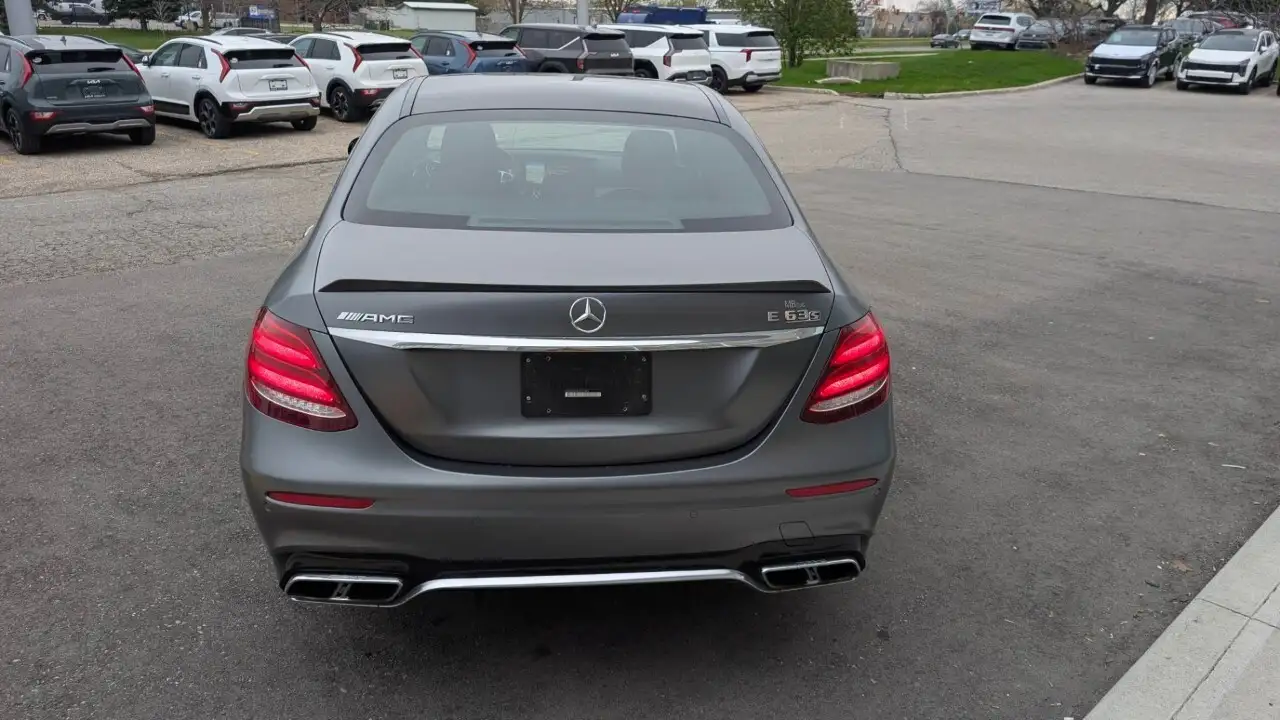Mercedes-Benz E-Class снимка Mercedes-Benz E-Class