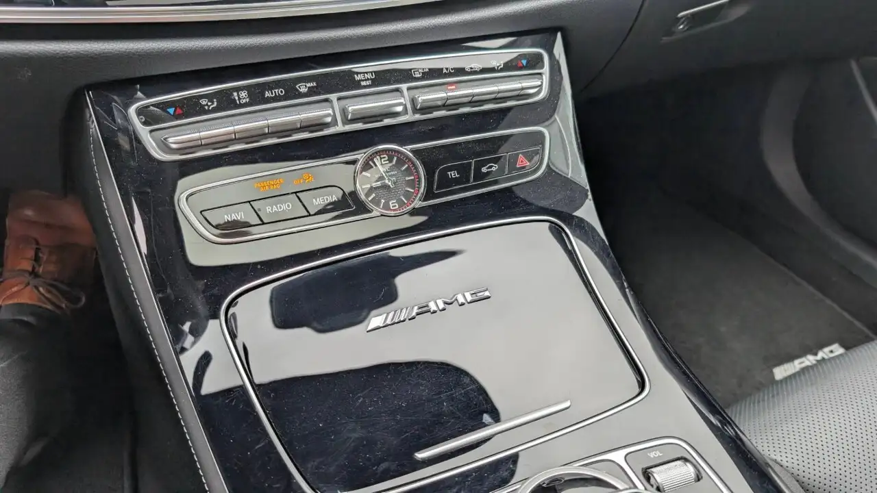 Mercedes-Benz E-Class снимка Mercedes-Benz E-Class