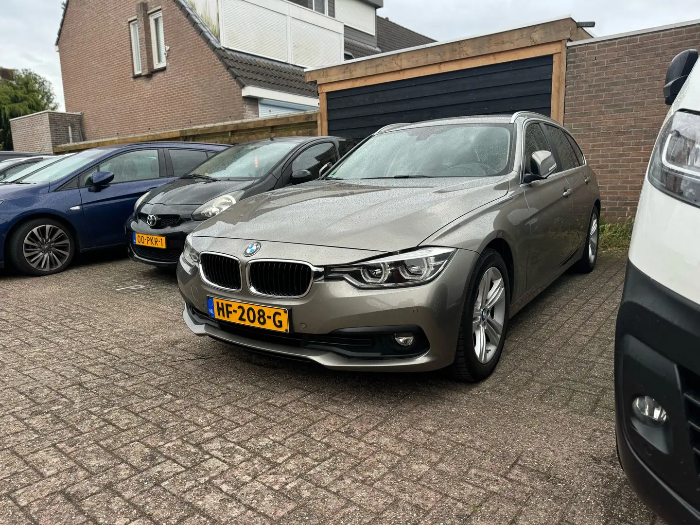 BMW 320 Nieuw APK bij BMW, 320d Touring Aut. Luxury Line Beige - 1