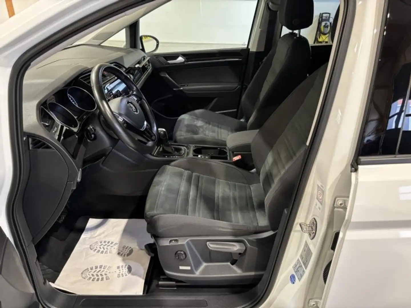 Volkswagen Touran SKY 2,0TDI DSG LED ACC KAMERA AHK PANORAMDACH Weiß - 2