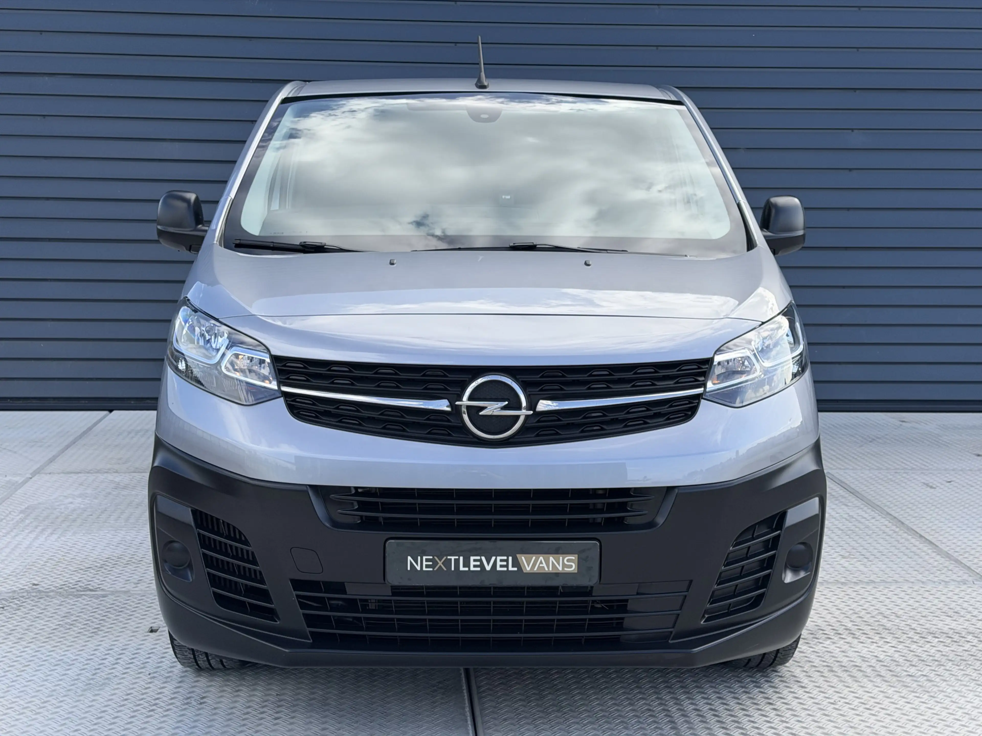 Opel Vivaro 2.0 Diesel 145 PK L2 | Camera | Trekhaak | Apple C — photo 2