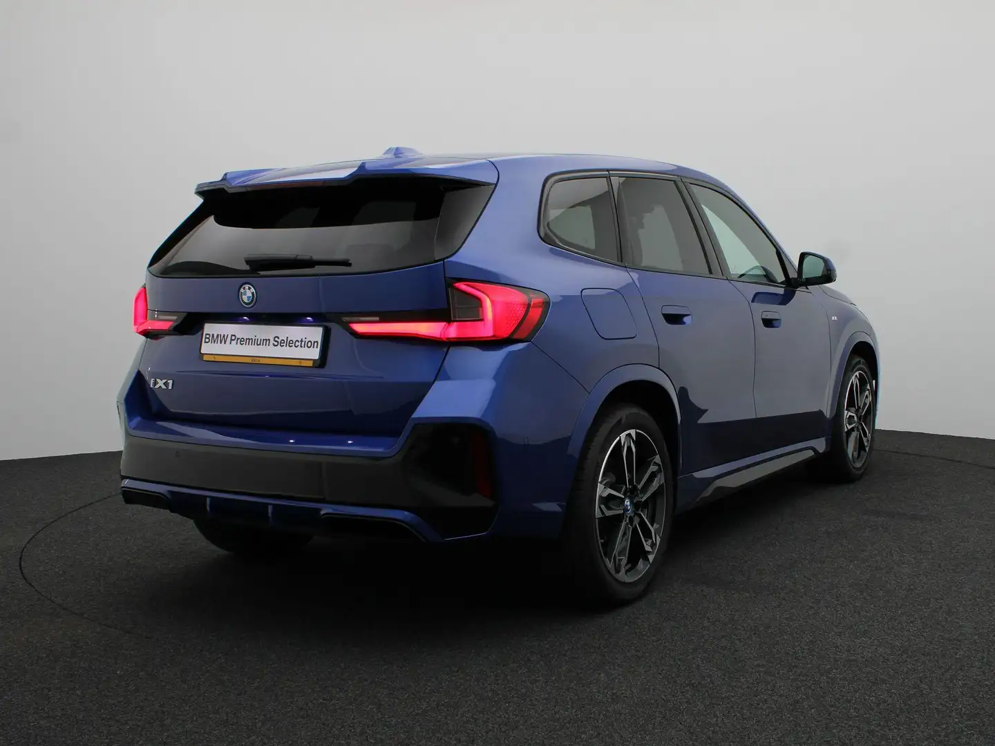 BMW iX1 eDrive20 67 kWh M Sportpakket Pro | M Sportremsyst Albastru - 2