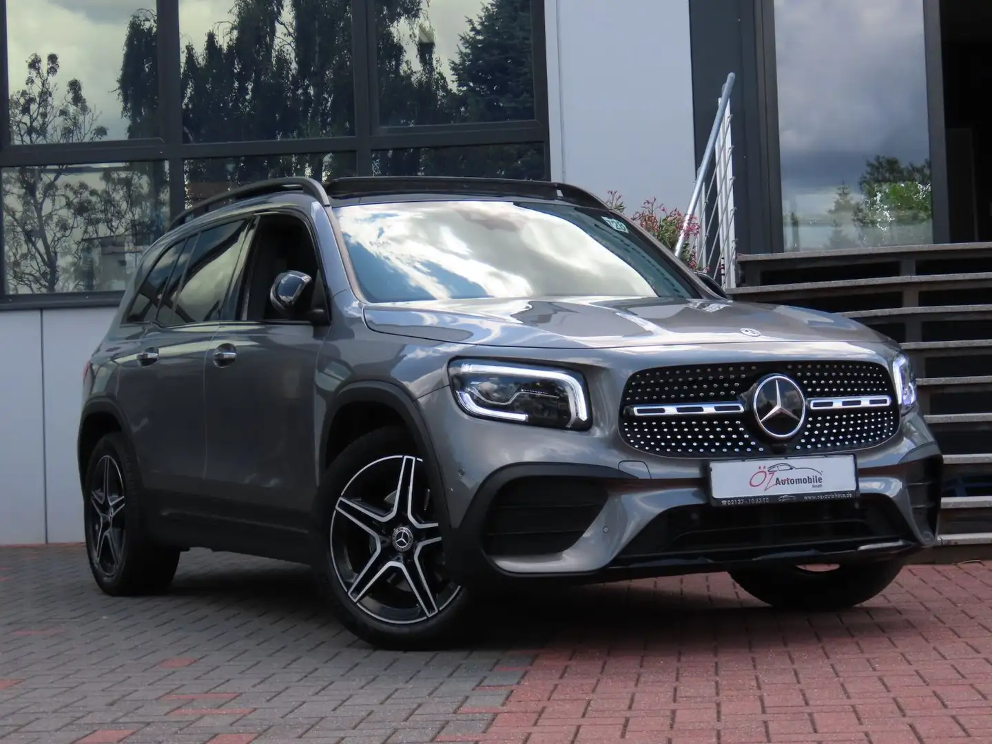 Mercedes-Benz GLB 200 d 4MATIC Autom. Pano Night 7 Sitze Szary - 1