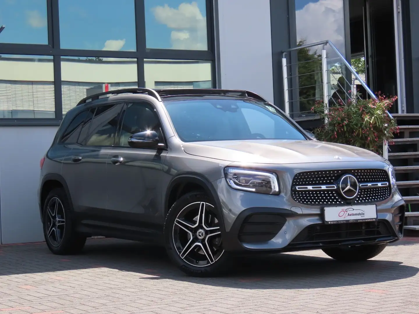 Mercedes-Benz GLB 200 d 4MATIC Autom. Pano Night 7 Sitze Szary - 2