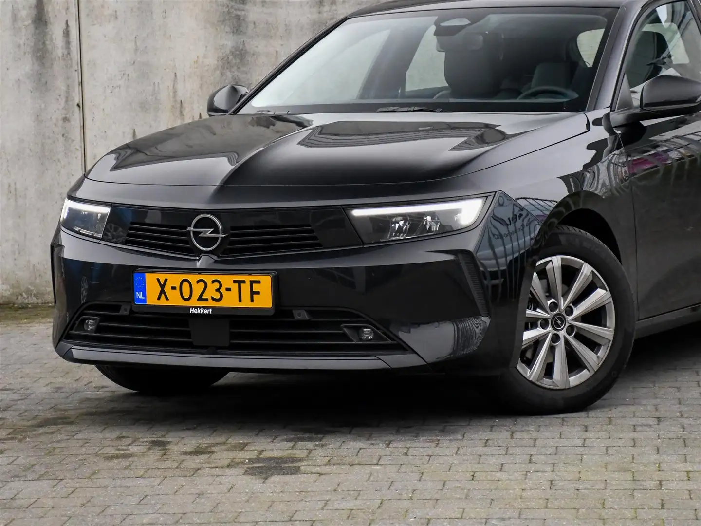 Opel Astra Edition 1.2 Turbo 130pk PDC | CRUISE.C | 16''LM | Zwart - 2