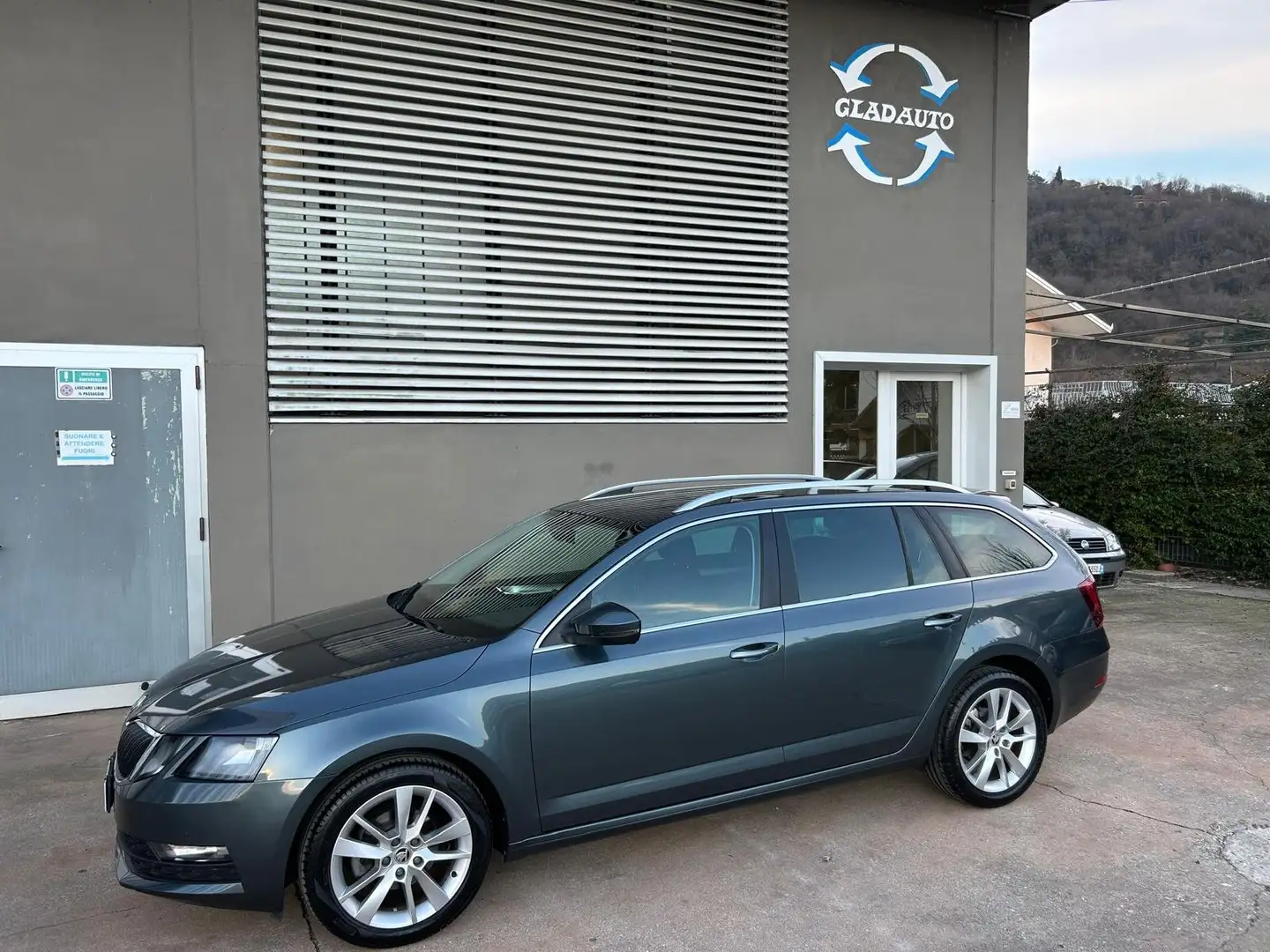 Skoda Octavia Wagon 1.6 tdi Style 115cv dsg Šedá - 1