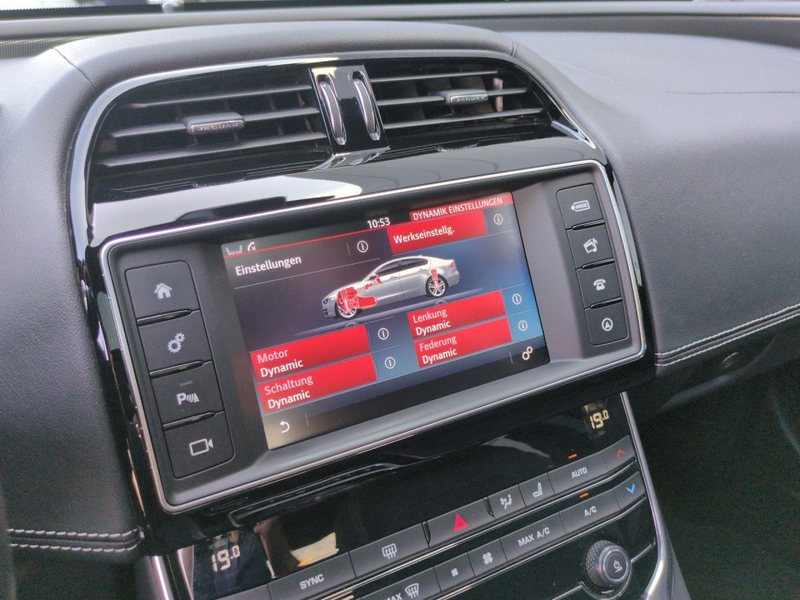 Jaguar XE 3.0 V6 S Schiebedach Bluetooth Navi Klima — photo 14