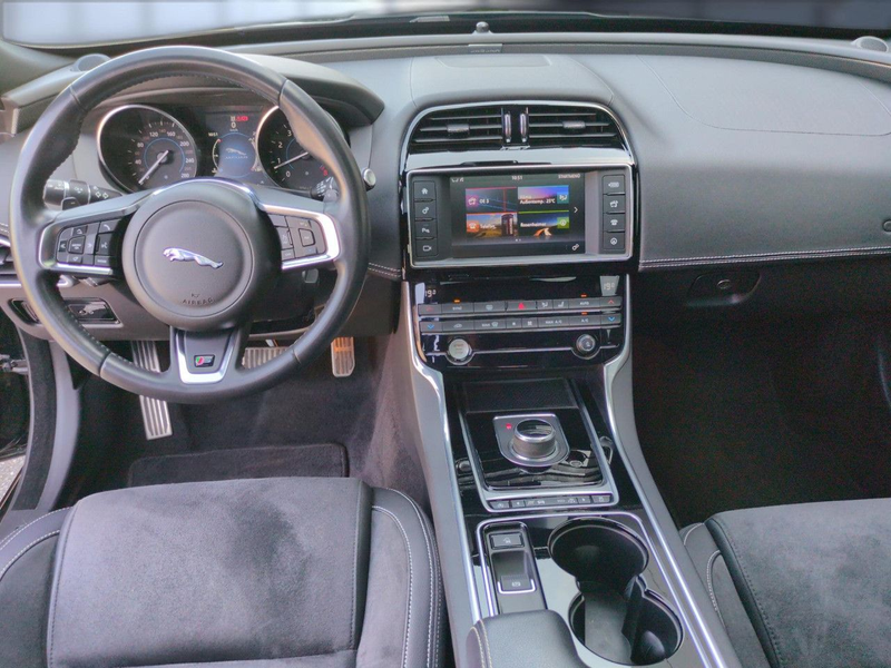 Jaguar XE 3.0 V6 S Schiebedach Bluetooth Navi Klima — photo 10