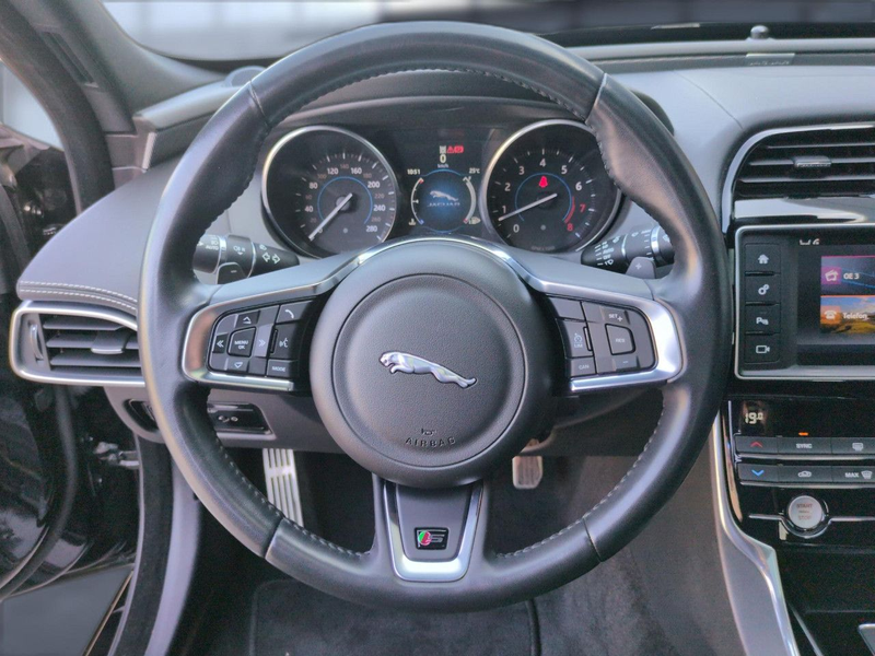 Jaguar XE 3.0 V6 S Schiebedach Bluetooth Navi Klima — photo 8