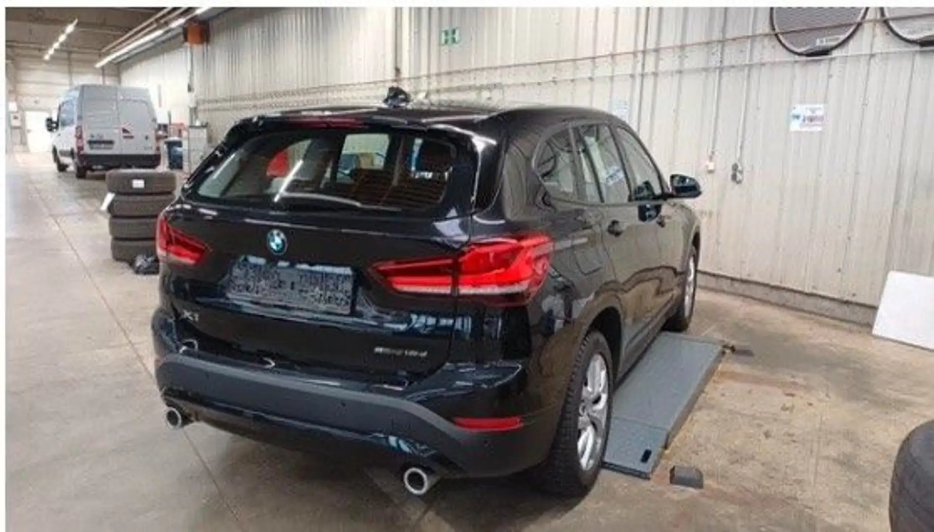 BMW X1 sDrive 18d Aut/Navi/LED/ParkAss/Kamera/Tempom Noir - 2