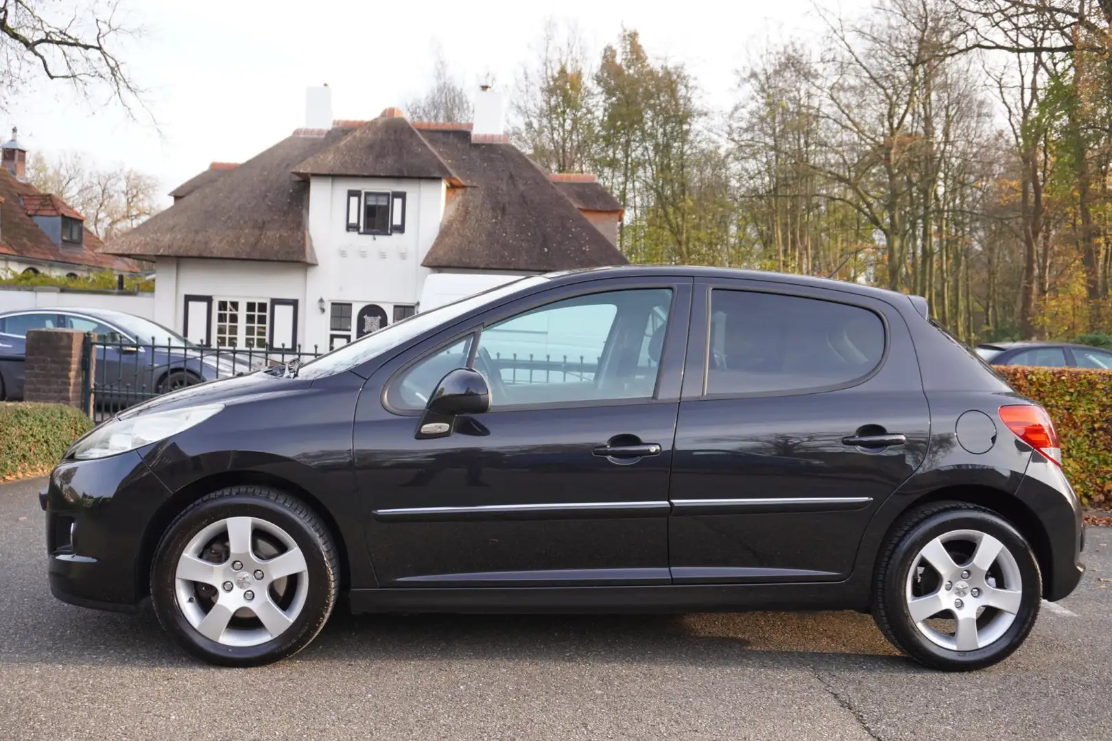 Peugeot 207 1.6 VTi Blue Lease Executive 5 Drs Airco Navi Pdc Zwart - 2