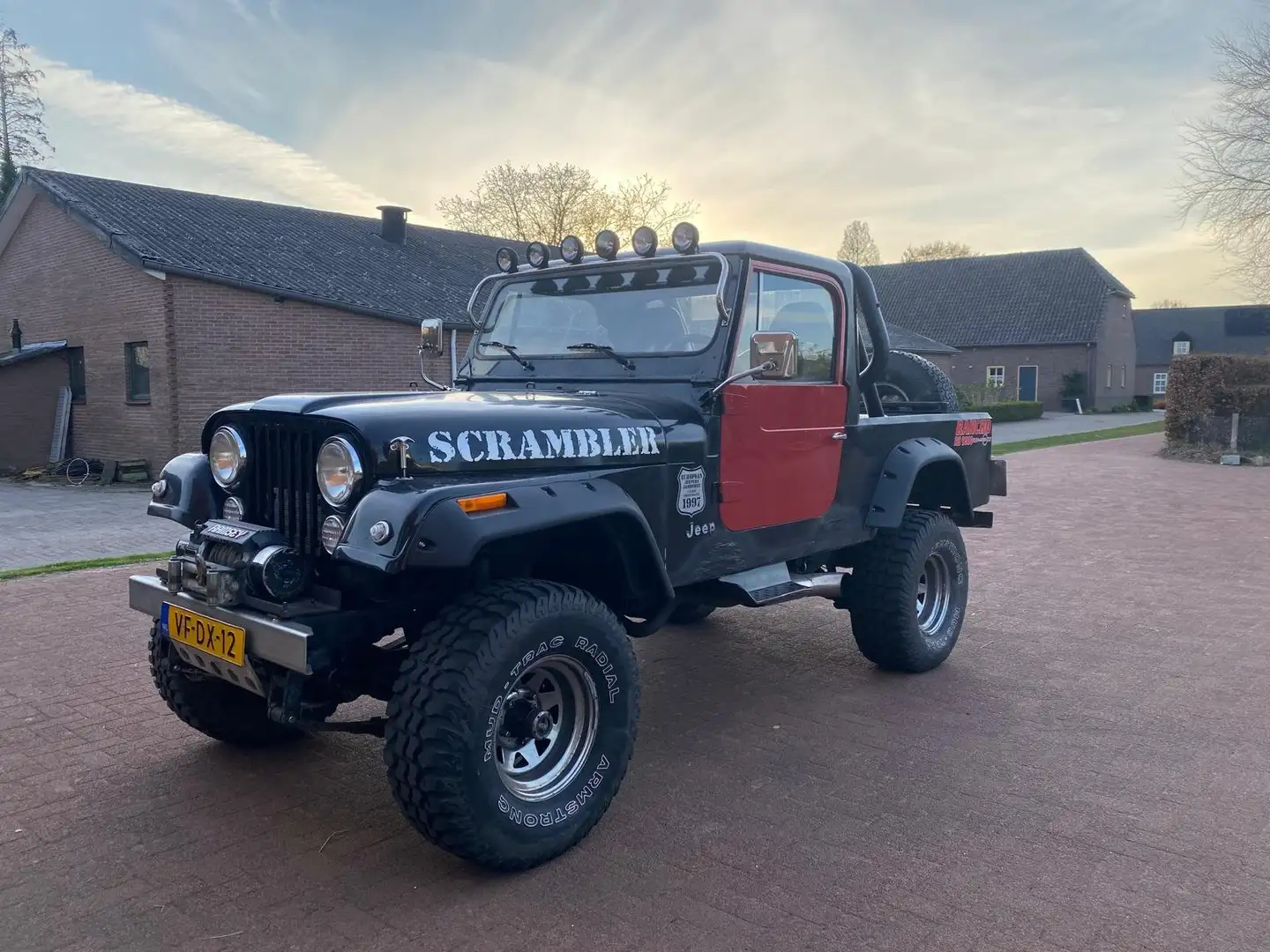 Jeep CJ-8 Noir - 1