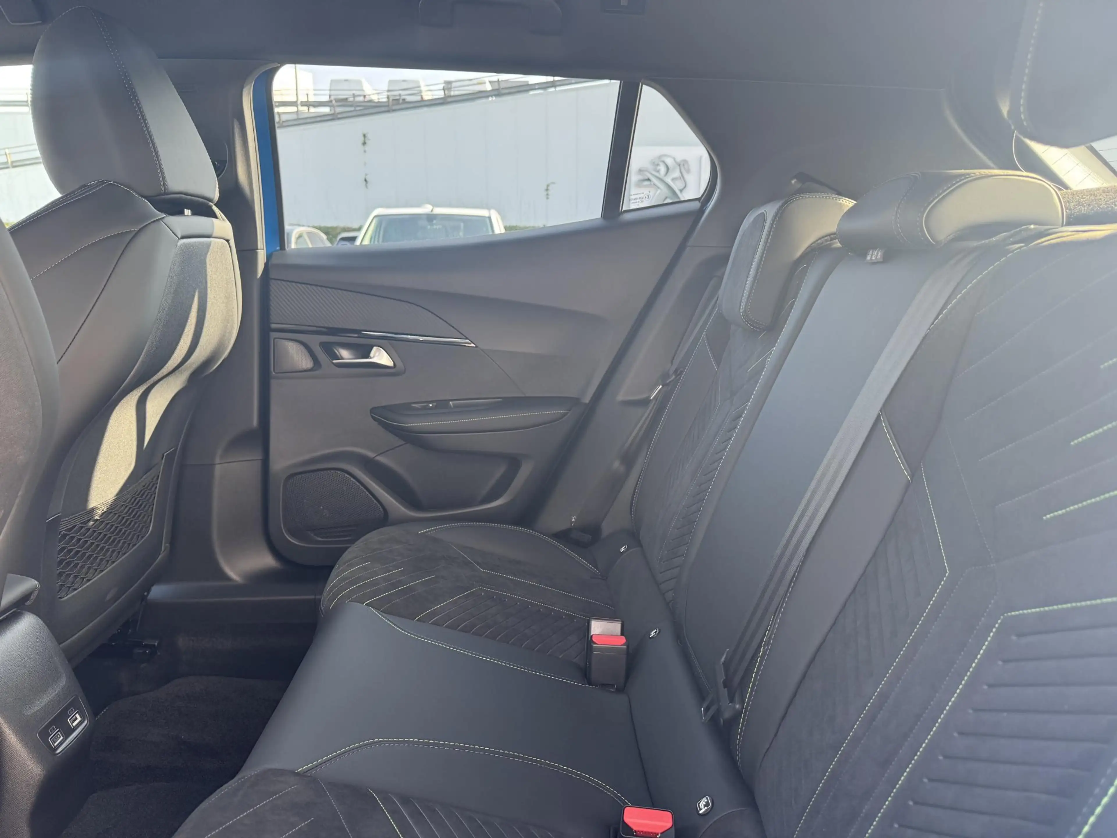 Peugeot e-2008 EV GT 54 kWh | Alcantara bekleding | Stoelverwarmi — photo 14
