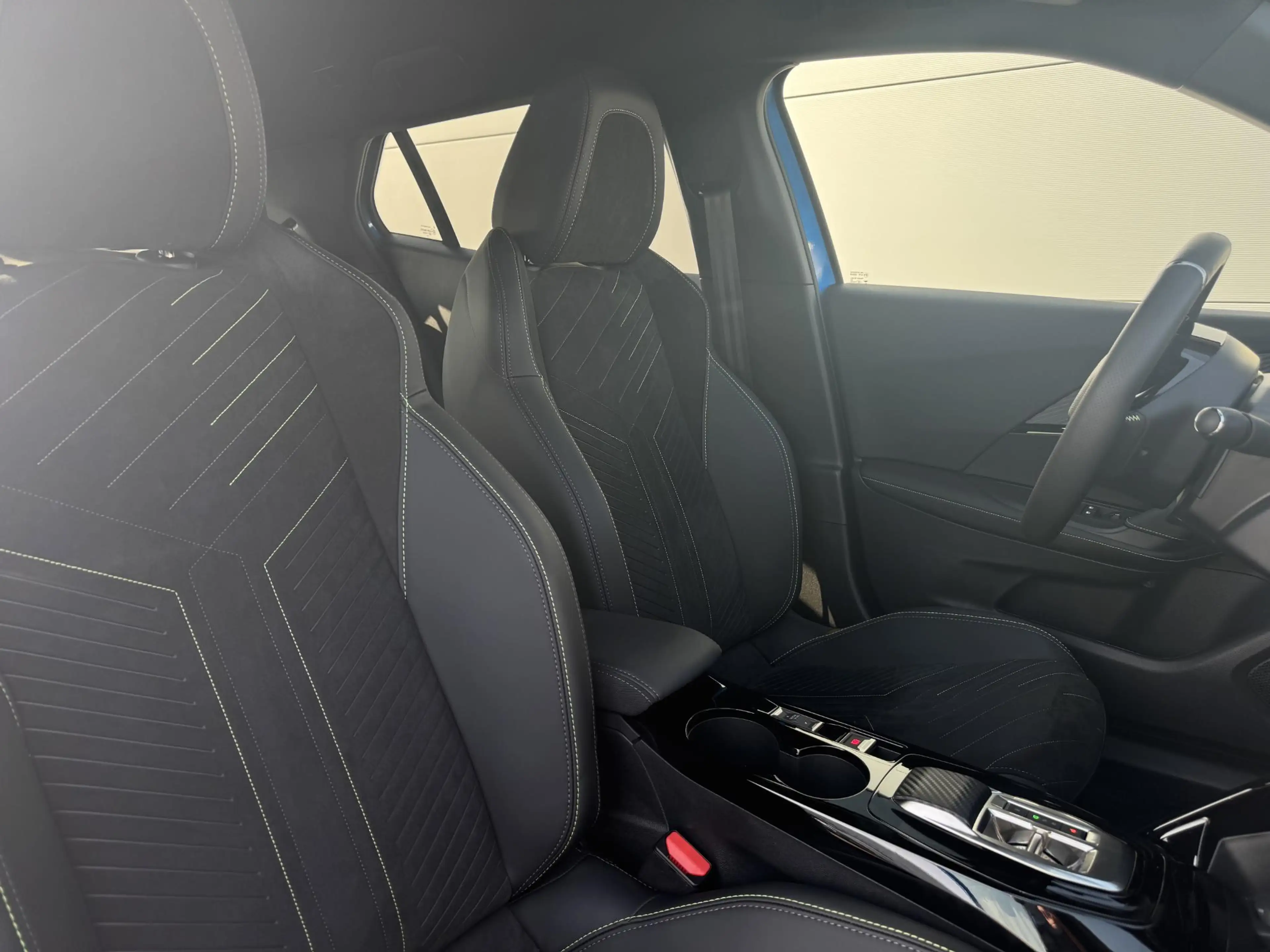 Peugeot e-2008 EV GT 54 kWh | Alcantara bekleding | Stoelverwarmi — photo 9