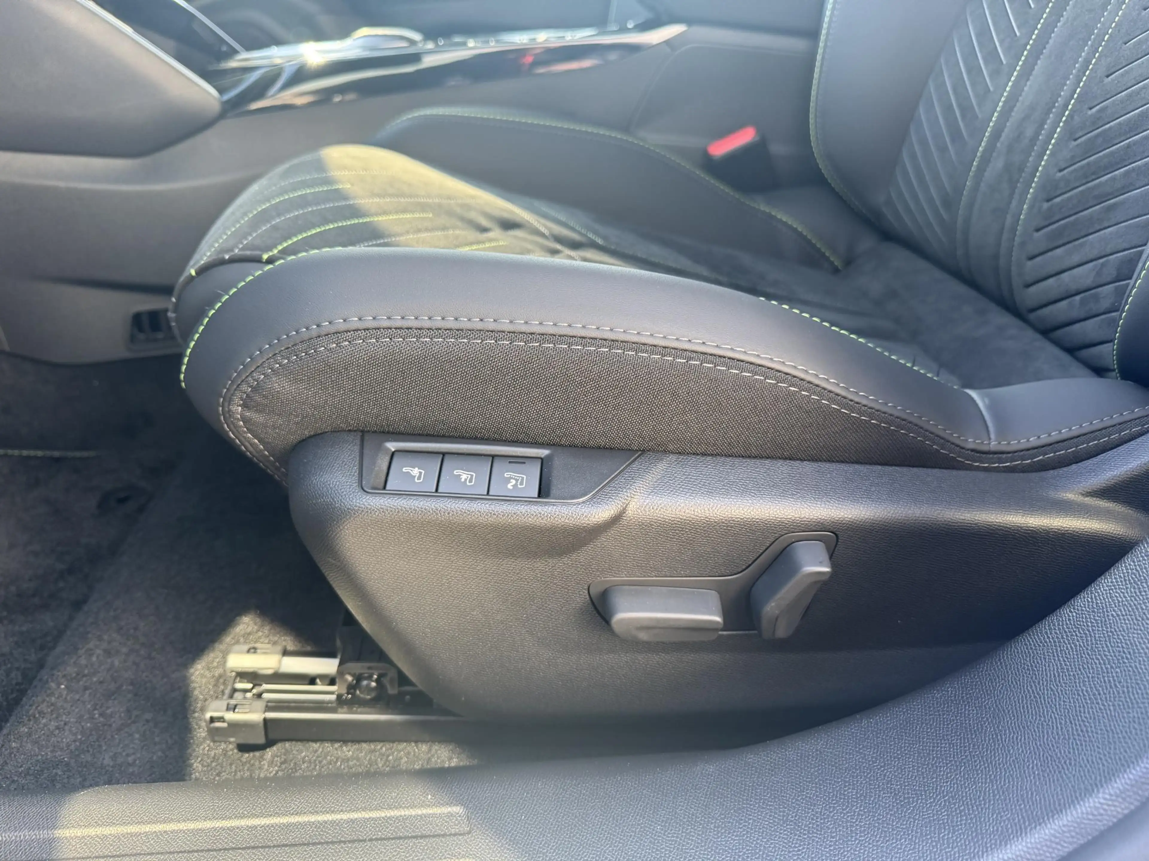 Peugeot e-2008 EV GT 54 kWh | Alcantara bekleding | Stoelverwarmi — photo 11