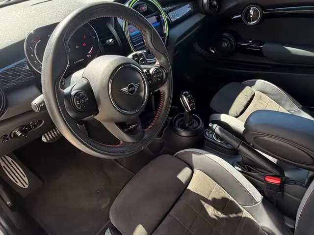 Mini Hatch view 9