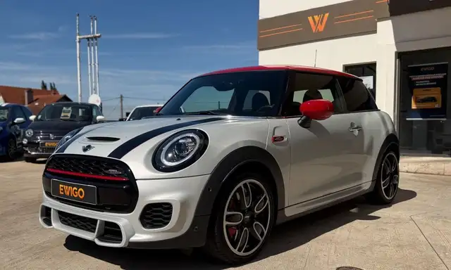 Mini Hatch view 6