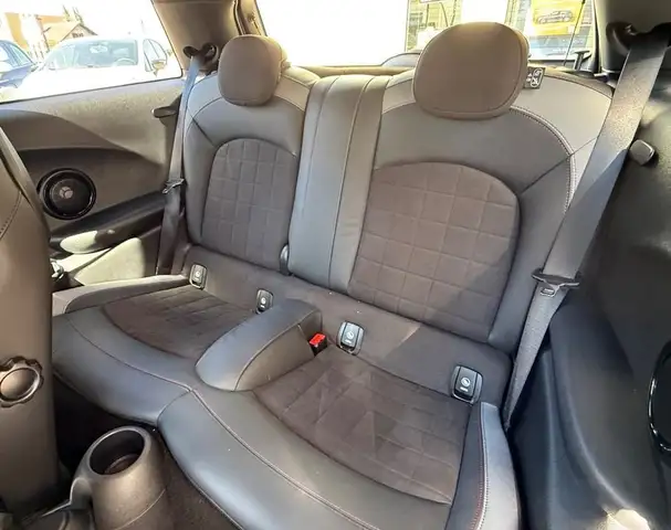 Mini Hatch view 10