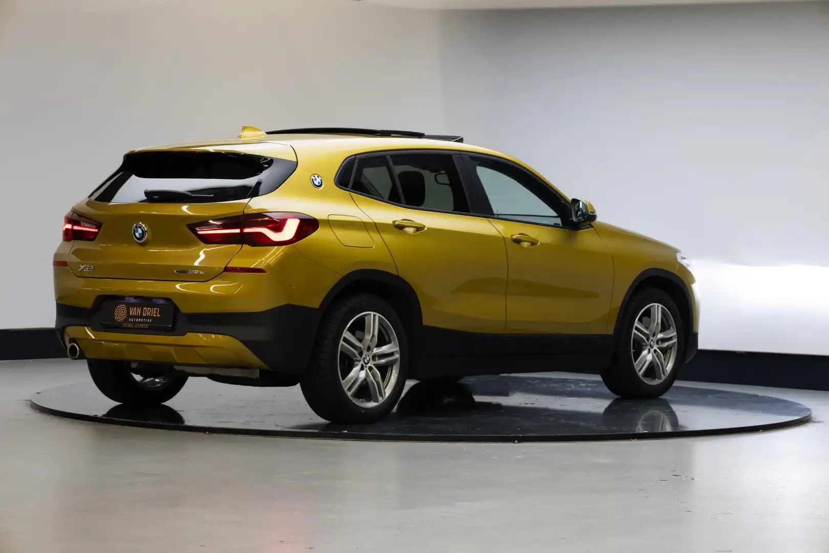 BMW X2 xDrive25e Executive | Panoramadak | Goud - 2