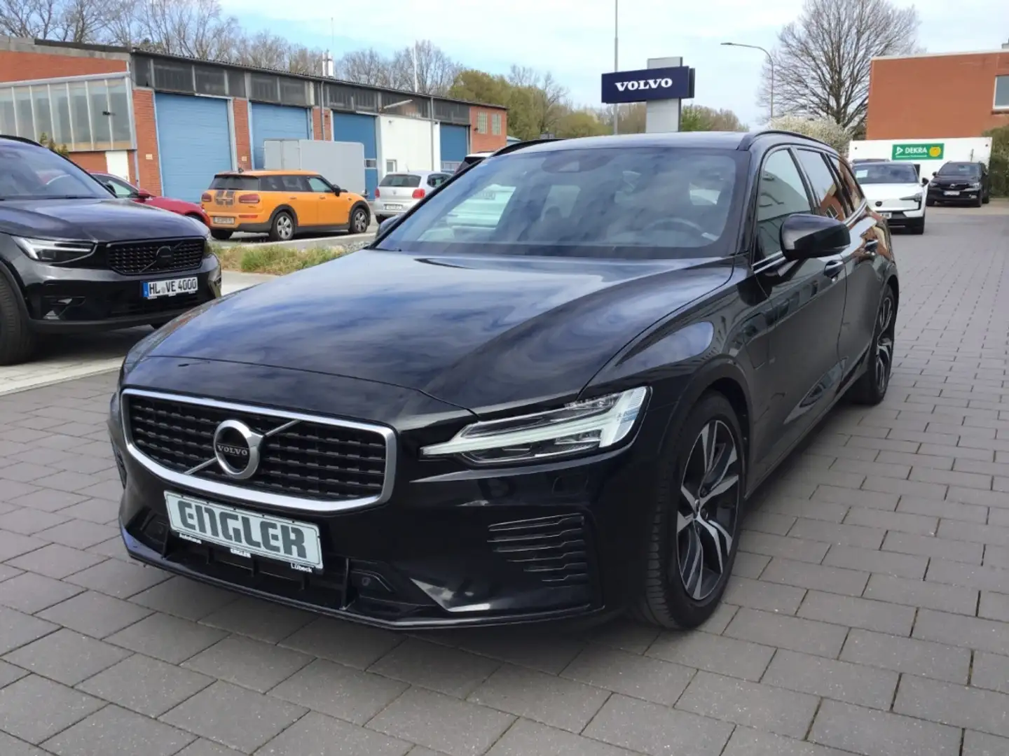 Volvo V60 T8 R-Design AWD PanoDach Stdhzg. HUD Cam Schwarz - 2