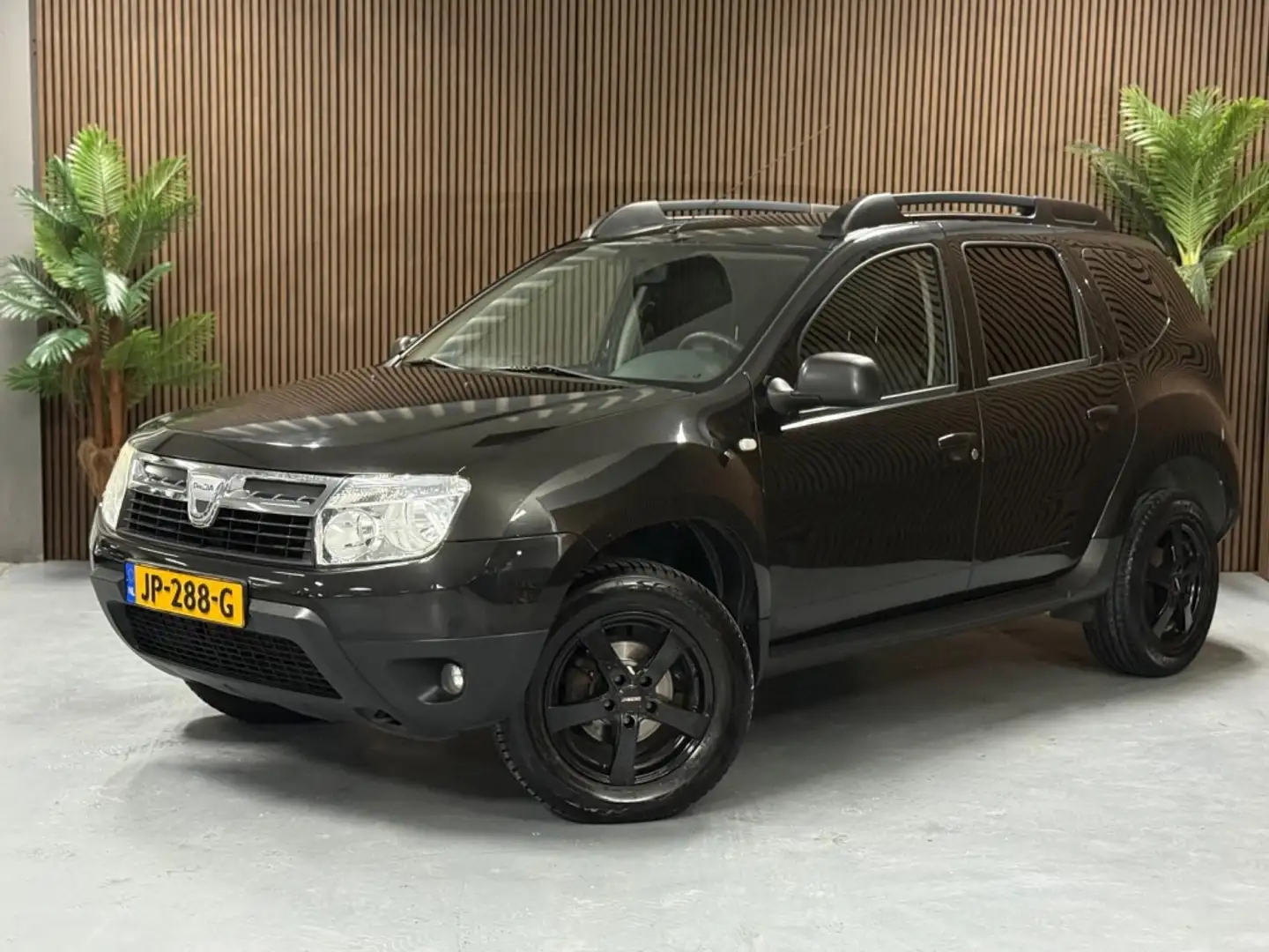 Dacia Duster 1.6 Lauréate 2wd Zwart - 1