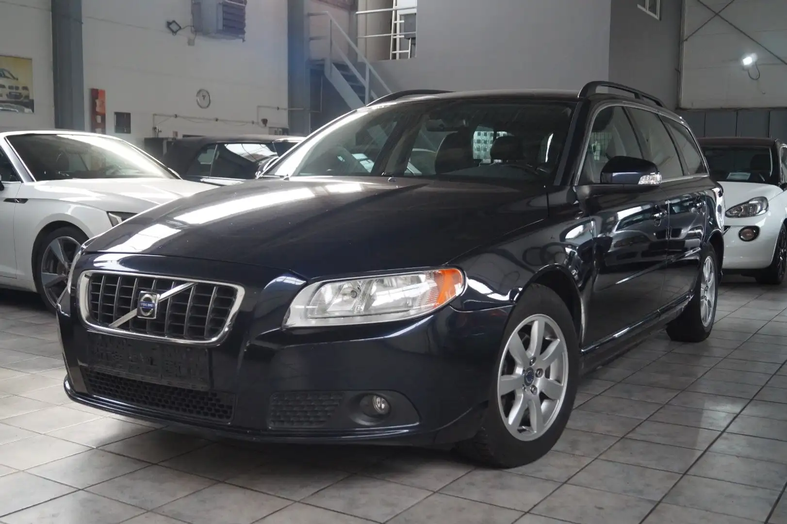 Volvo V70 Kombi Momentum*1.Hand*Leder*AHK*PDC* Blau - 1