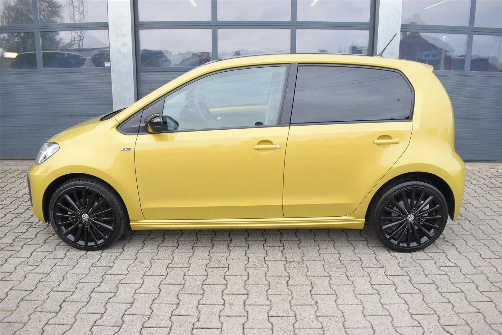 Volkswagen up! 1.0 60pk R-Line Geel - 2